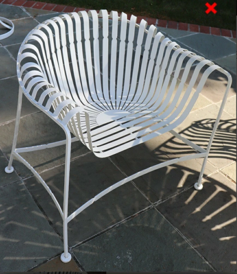 CUATRO sillones Woodard con correa de hierro con mesa Sunburst Rd Mid Century modernos Foto 3 de 4