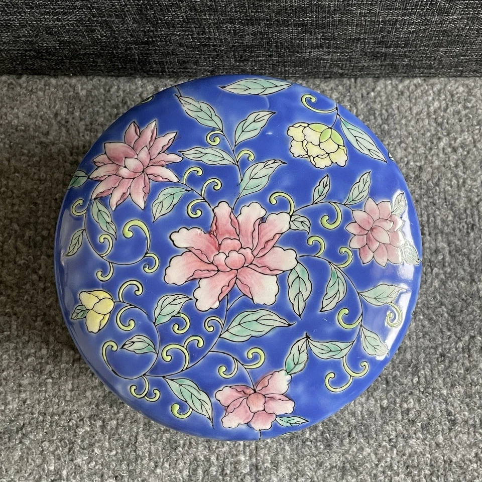 Uma caixa de cor rosa no estilo da década de 1930 na China - Imagem 2 de 4