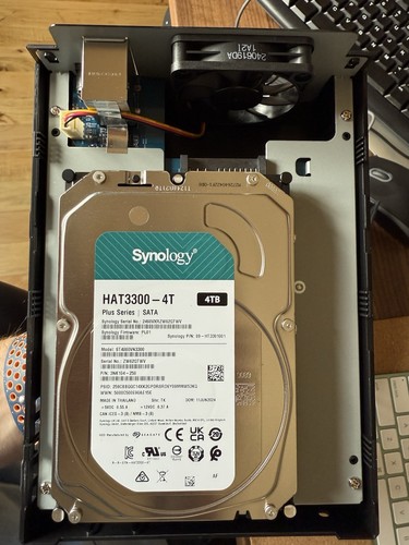 Server NAS Synology DS124 1 alloggiamento + HDD Synology HAT3300 4 TB serie Plus SATA 3,5" - Foto 4 di 9