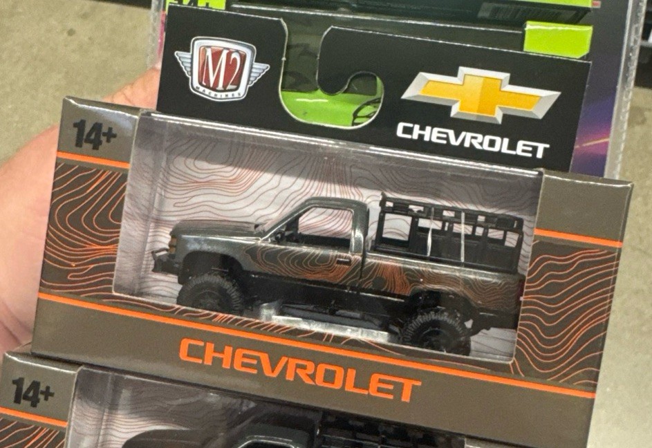 M2 Machines 1993 Chevrolet Silverado 1500 4x4 S145 25-101 1/64