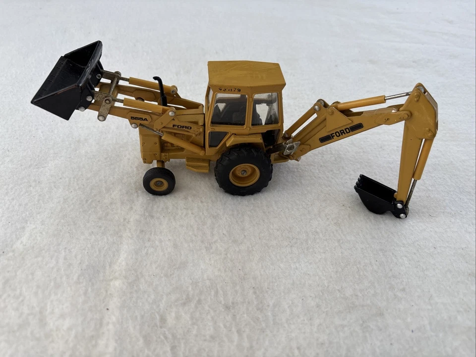 1/32 Ertl Ford 555A Backhoe/front Loader W/ Outriggers. Toy (No Box) - Image 3 of 4