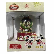 Disney Store Mickey and Minnie Snow Globe With Wreath 2009 Christmas Collectible