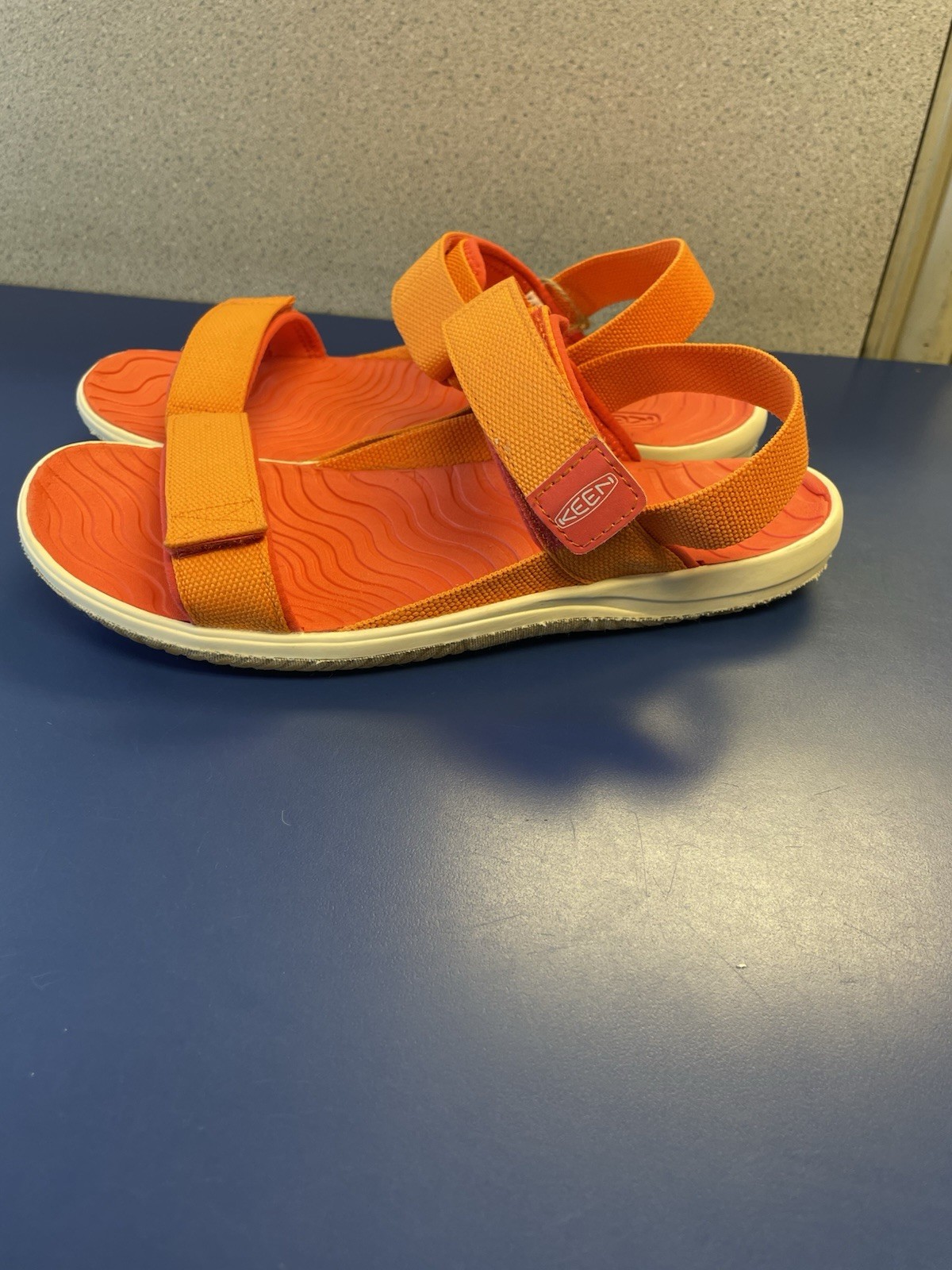 Sandali regolabili con cinturino posteriore KEEN taglia 6 arancione salmone