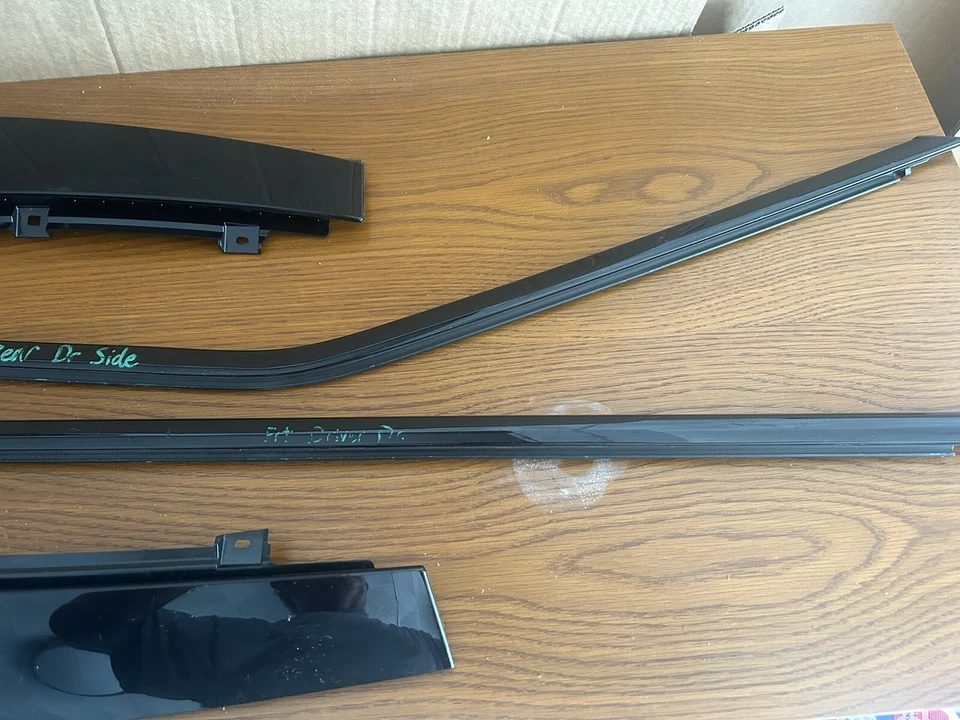 2019 2023 Volvo Xc40 Left Front Door Molding And Left Rear Door Molding  - Image 4 of 4