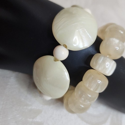 VINTAGE 70S LUCITE STRETCH BRACELETS UNIQUE HARD PLASTIC BEADS - Picture 8 of 9