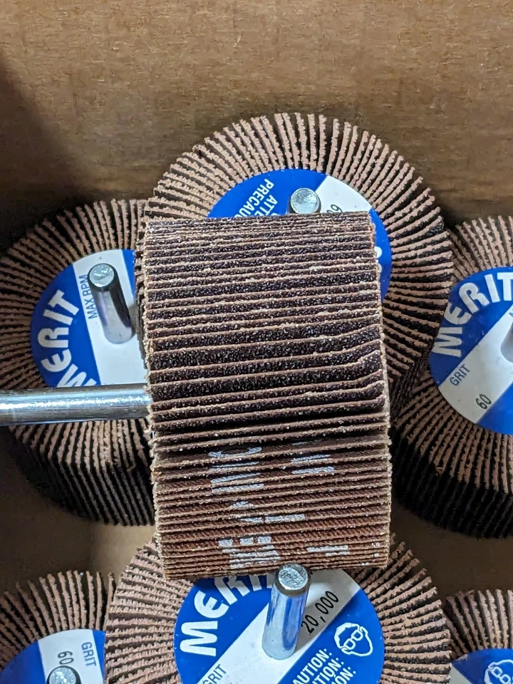 Rueda con solapa montada MERIT ABRASIVE 2-1/2" diámetro 1-1/2" ancho de cara cantidad 7 08834137420 Foto 3 de 4