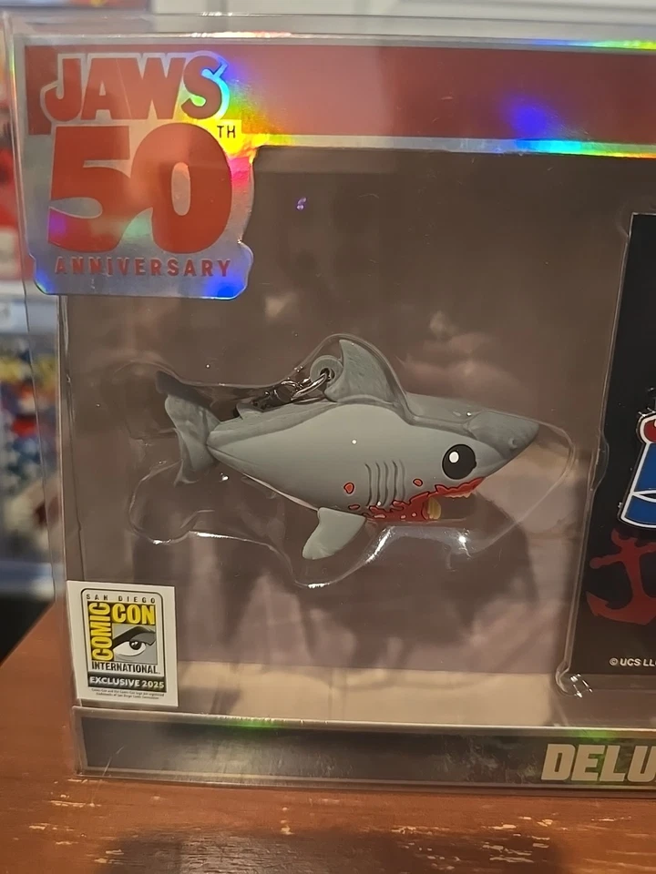 SDCC 2025 Exclusivo Monograma Mandíbulas Deluxe Set de Regalo 50 Aniversario LE 200 Foto 2 de 4