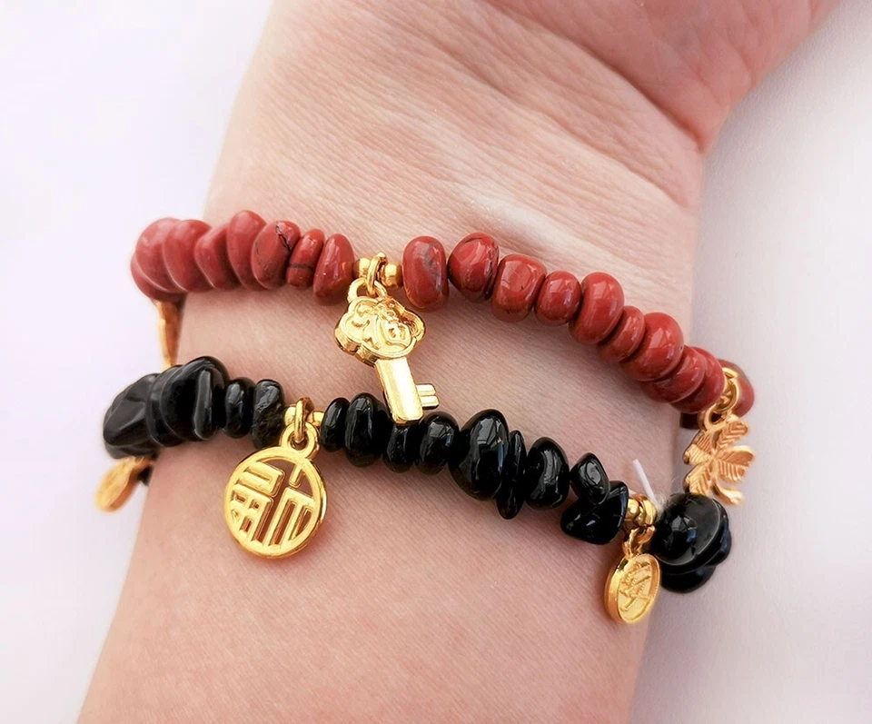 Pulsera elástica con dije de oro jaspe rojo ágata negro astilla de 2 hilos 5-8 mm 7"1/2 Foto 3 de 4