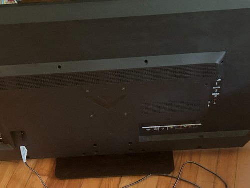 40 inch Vizio TV with a remote - Picture 2 of 3