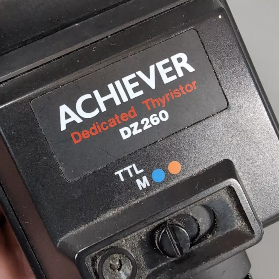 Vintage Achiever Camera Flash Unit TZ-250 Bounce Zoom Head Tested Working Black - Image 3 of 4