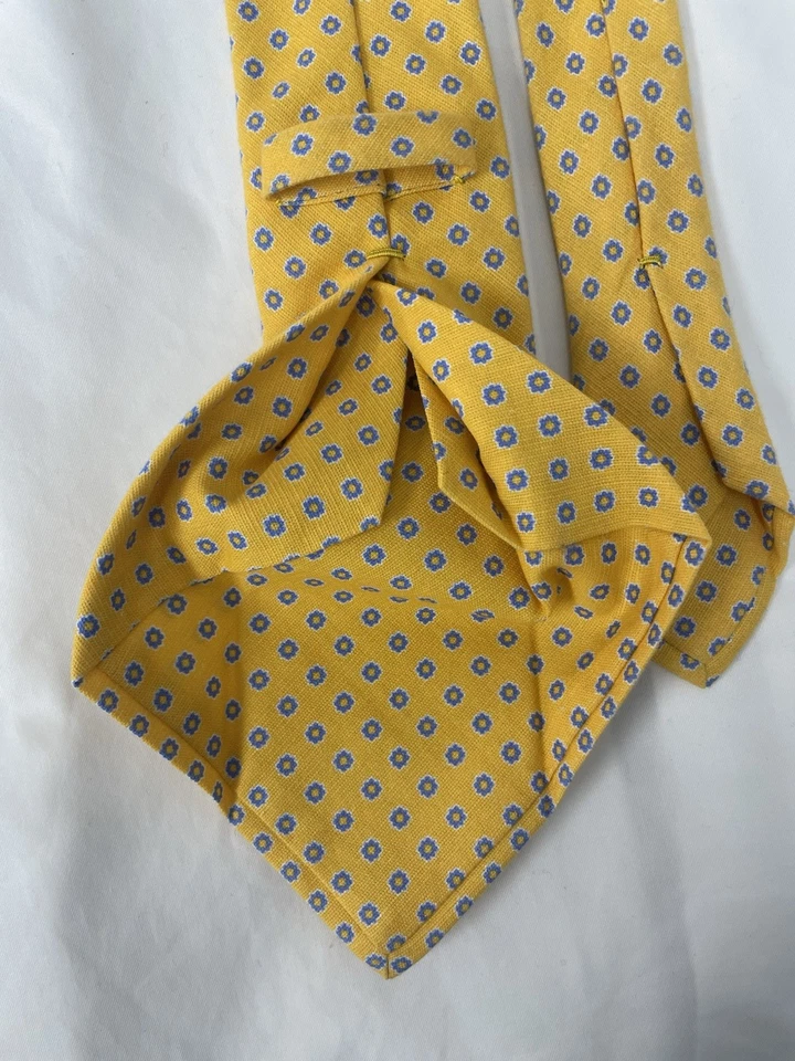 Corbata Kiton de algodón/lino amarillo floral 7 pliegues para hombre Foto 3 de 4
