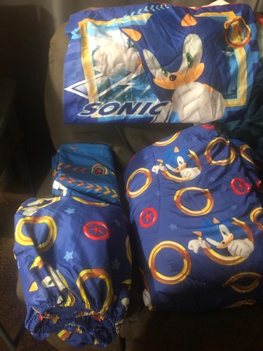 Sonic the Hedgehog "Retro Runs Around You" Kids 4 piece Twin Bed Set