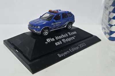 Herpa H0 1:87 PKW BMW X5 Blau/Weiss BAYERN-EDITION 2003 STARKES TEAM AUS BAYERN - Bild 1 von 4
