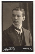 Fotografia Max Fischer, Berlino, Invalidenstraße 164, Ritratto di giovane uomo 