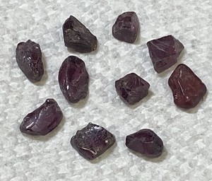 Rhodolite garnet facet rough. 26 cts. clean. good color