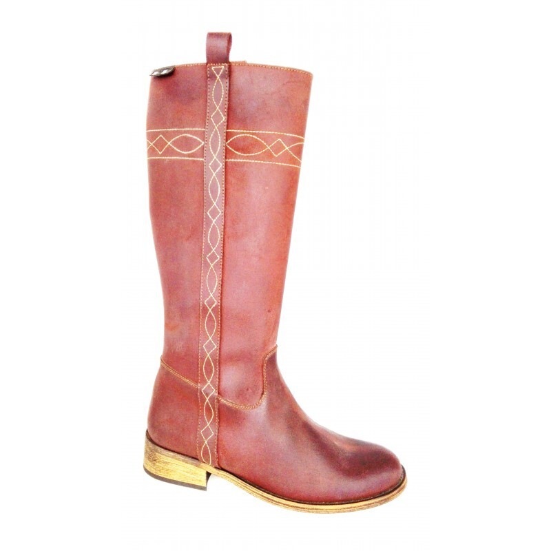 Botas de cuero marrón camperas, con cremallera, tacón bajo ancho, suela de cuero