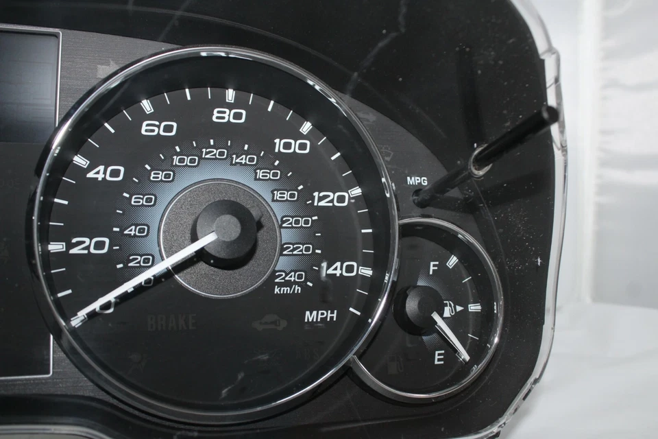Cuadro de instrumentos velocímetro medidores del panel de instrumentos Subaru Legacy 2010 56.474 millas Foto 3 de 4