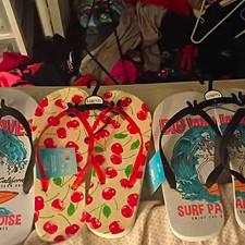 2 Pair Of Mens Flip Flops Size 10 1 Pair Of Women's Flip Flops Size 9