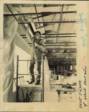 1985 Press Photo Gene Singer with Allied Sheet Metal, Working on Building, AK