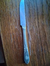 VINTAGE WILLIAM ROGERS INTERNATIONAL SILVER SILVERPLATED KNIFE