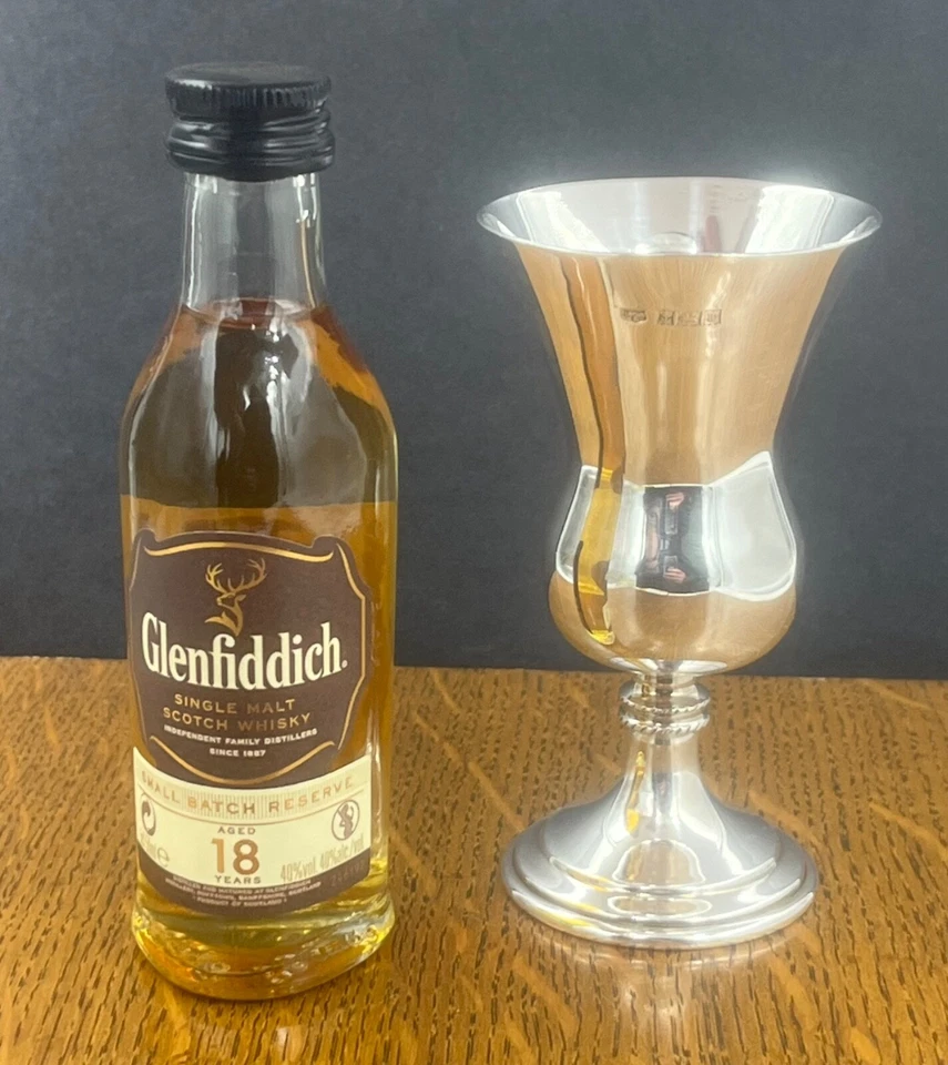 Taza de whisky en forma de cardo de plata esterlina de Mappin Webb Birmingham 1971 Foto 2 de 4