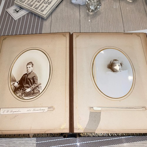 Antico album di carte armadio vittoriano del 1885 pieno di carte armadio - Foto 11 di 21