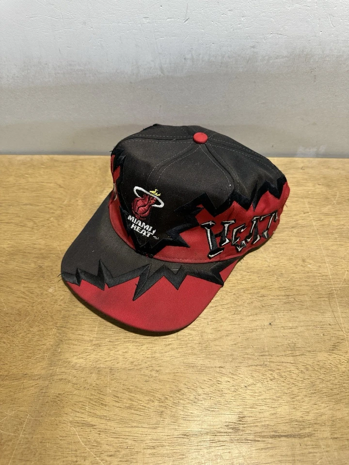 Gorra de colección Miami Heat Drew Pearson Jagged Edge años 90 NBA SnapBac roja negra CM Foto 3 de 4