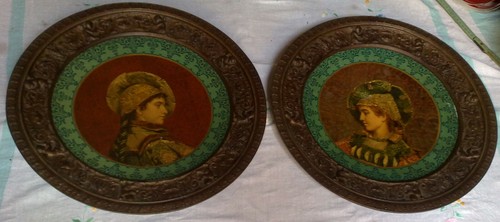 COPPIA GRANDI PIATTI IN GHISA con personaggi secolo XIX