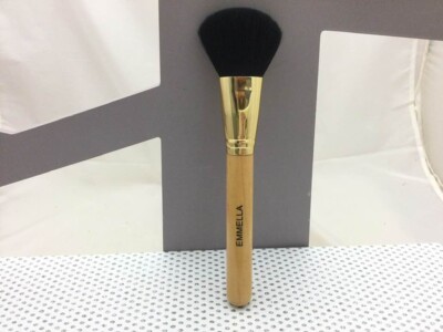 Pinceau à Blush Synthétique – Marque Emmella – Manche En Bois – Longueur 15 Cm – Couleur Beige – Neuf Sous étui