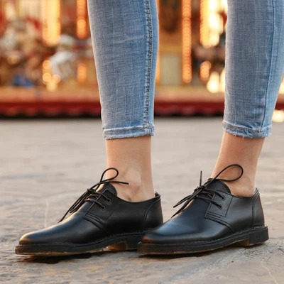 Chaussures basses femme en cuir noir artisanales fabriqué en semelle en cuir - Photo 1/4