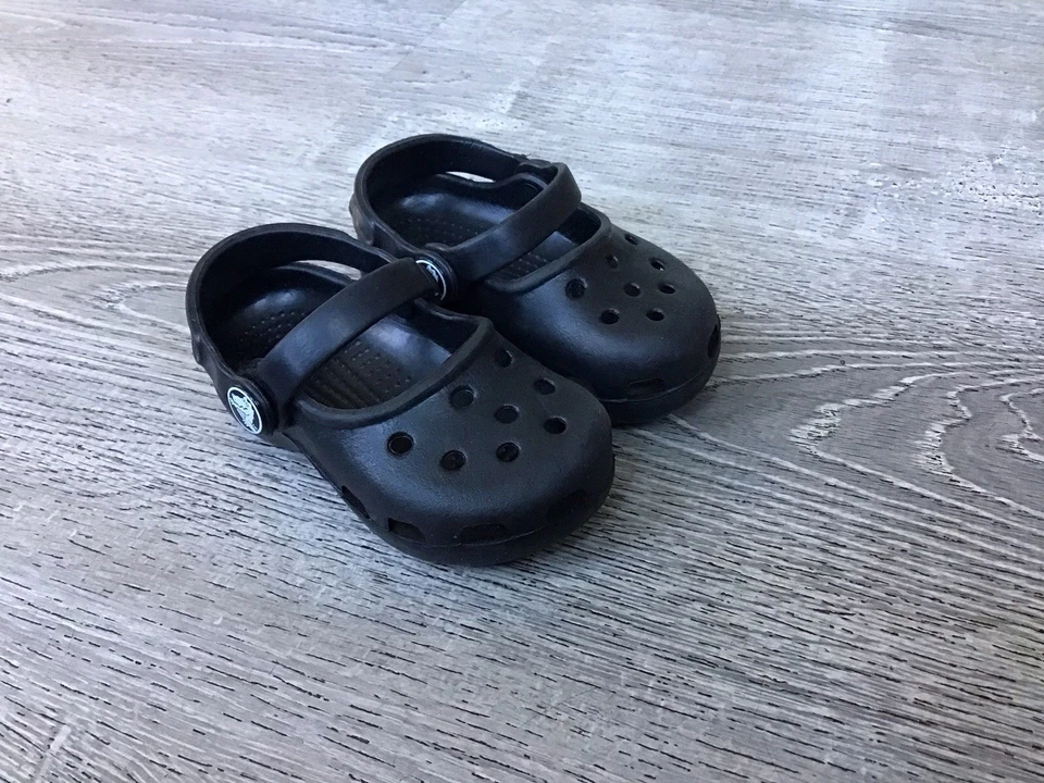 Tamancos sandálias infantis Crocs criança bebê 4 5 preto C 4/5 slip-on alça dupla novo - Imagem 2 de 4