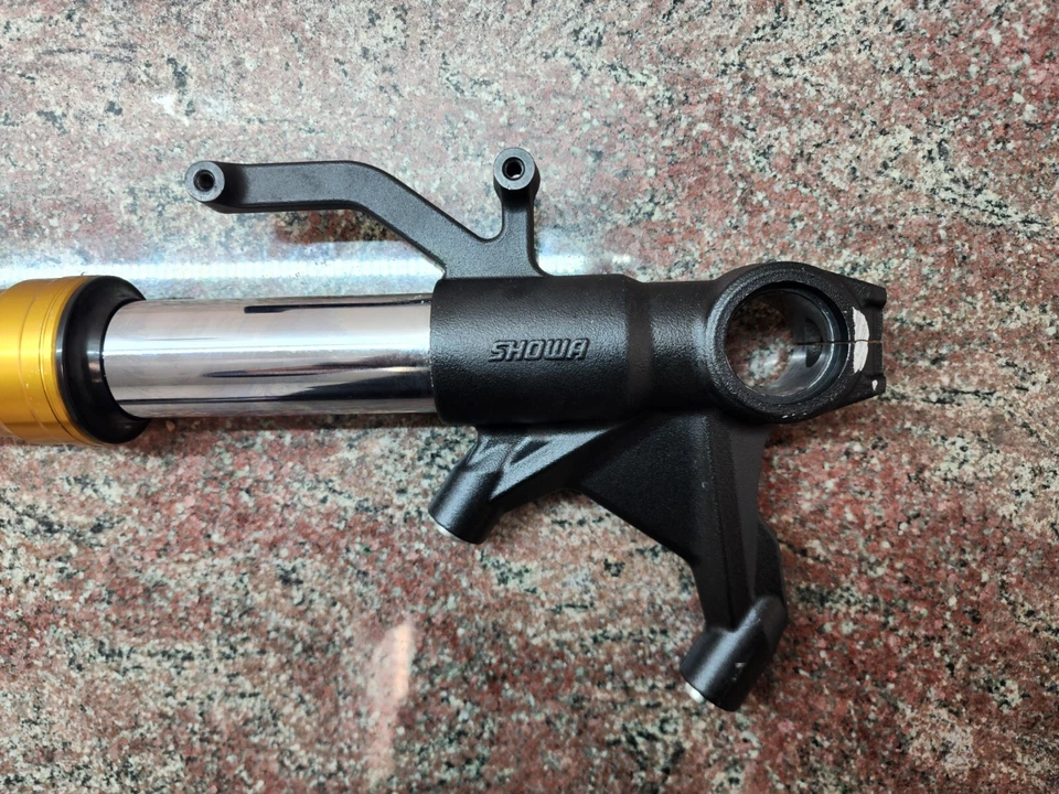 Horquilla delantera derecha Kawasaki Ninja ZX-6R 2013-2018 SHOWA OEM K211-30-R Foto 3 de 4