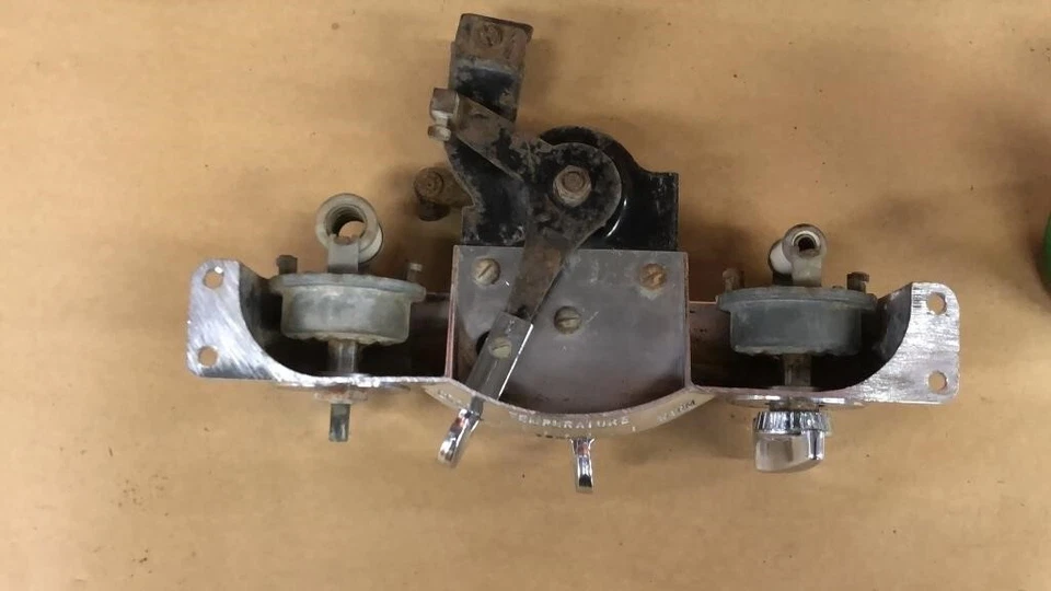 Chrysler New Yorker 1949-1953 control de clima Foto 3 de 4