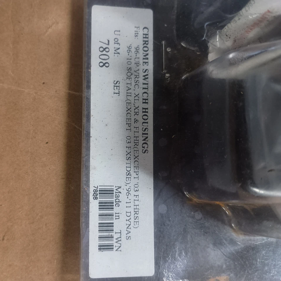 Cubierta de carcasa de caja de interruptores cromados Kuryakyn 7808 para Harley Davidson - Ver modelos Foto 2 de 3