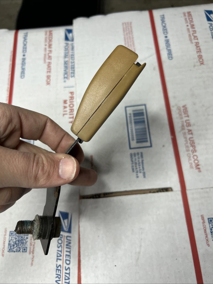 93.5 94 95 JAGUAR XJS CUPÉ 94 95 HEBILLA CINTURÓN SEGURIDAD TRASERO IZQUIERDO BEC23659AFW CEBADA Foto 2 de 4