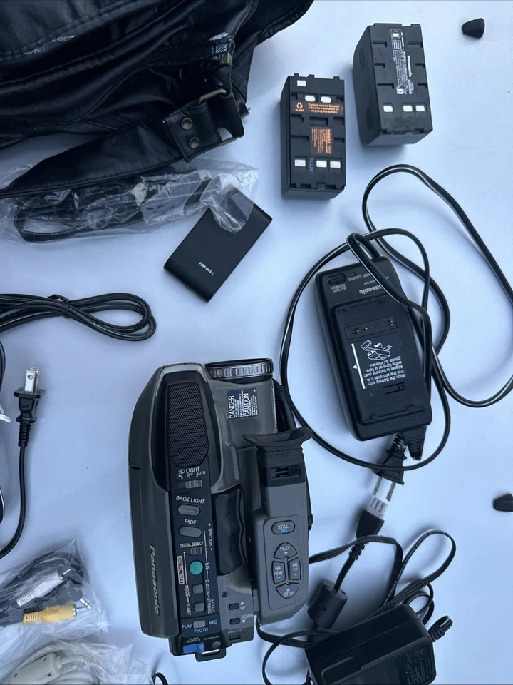 Panasonic Video Camcorder PV-L691D 300X Hi Def Digital 26X Vintage Bundle - Image 4 of 4