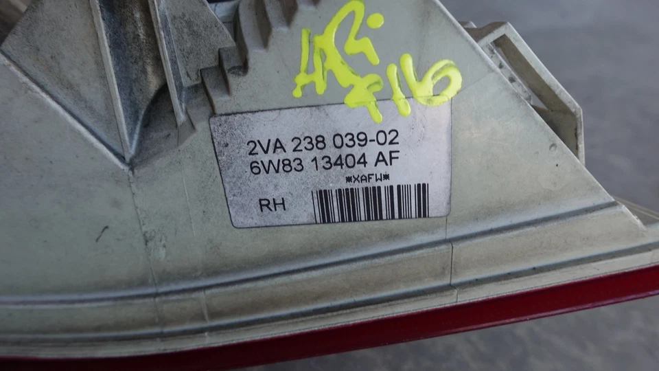 Conjunto de lámpara de luz trasera exterior lado pasajero derecho Jaguar XK XKR X150 2007 fabricante original Foto 4 de 4