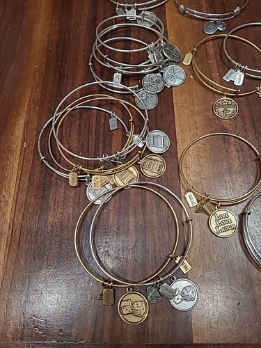 Wind & Fire Konvolut 44 silber & goldfarbene erweiterbare Armbänder gemischt einige Wiederholungen - Bild 2 von 14