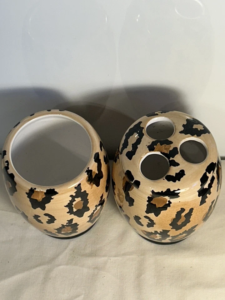 Soporte y vaso para cepillo de dientes de baño de porcelana marrón con manchas de leopardo Springmaid H4 Foto 2 de 4