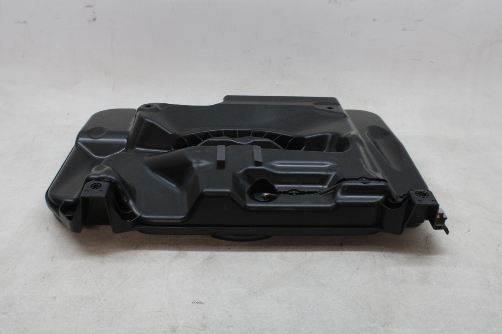 2022 MASERATI LEVANTE MODENA HARMAN KARDON REAR SUBWOOFER BOX 670100017 OEM