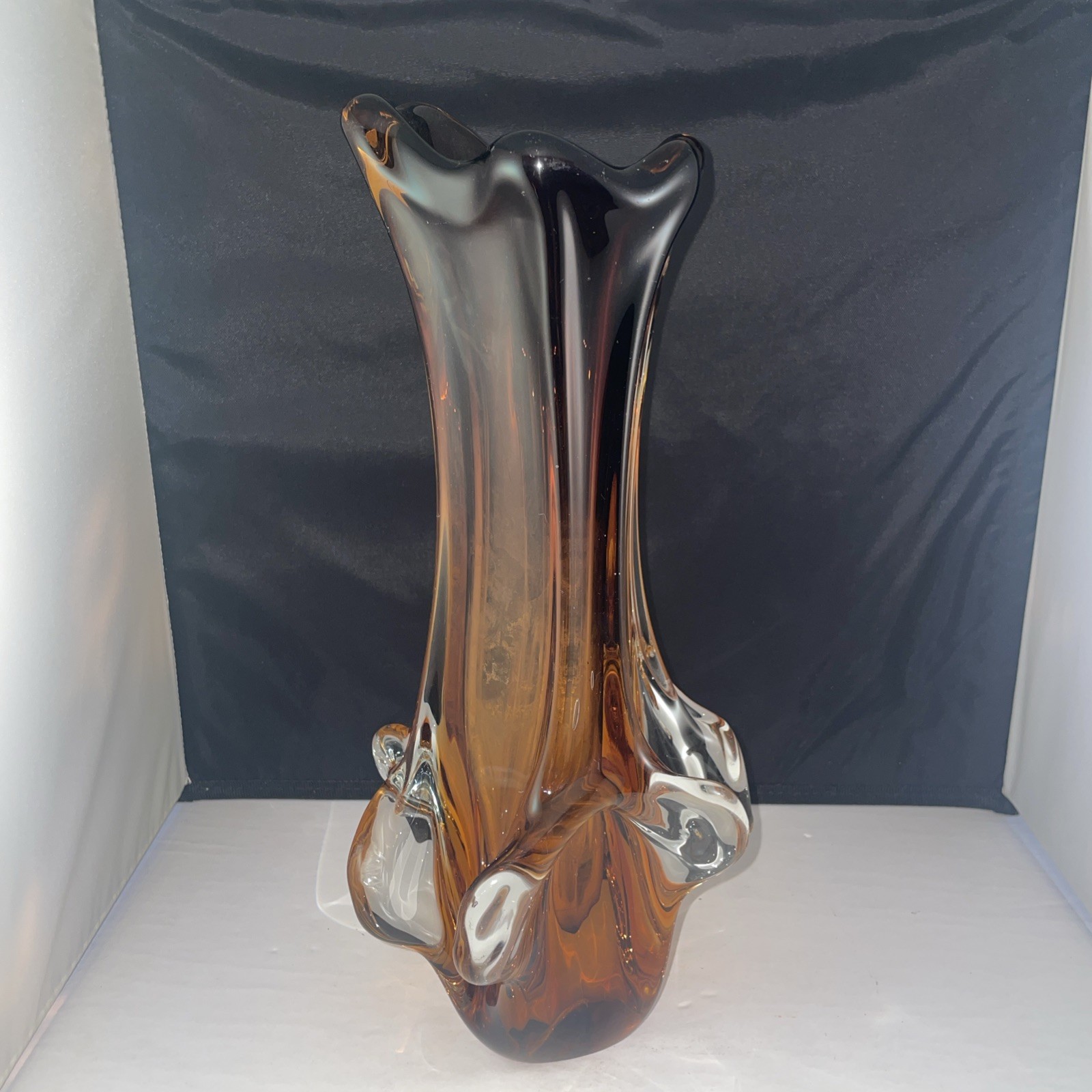 LOVELY VTG MCM ART GLASS RIBBED TRI-CORNER  13” VASE AMBER Brown Murano?