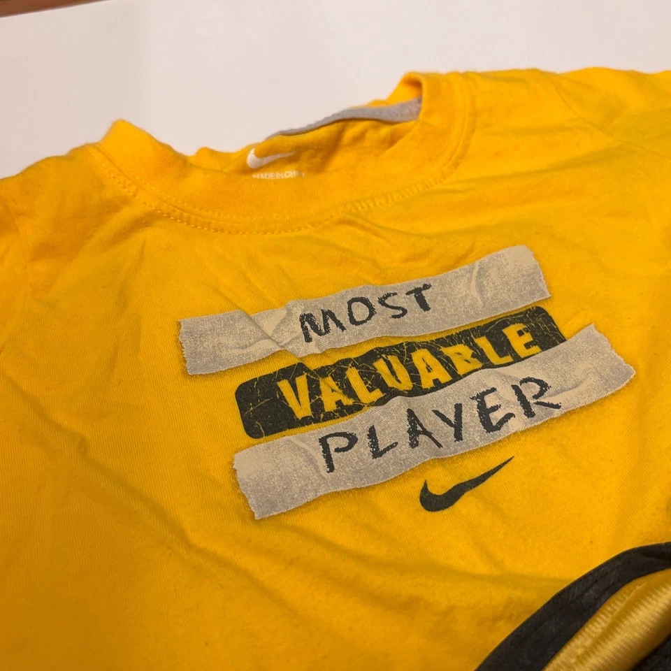 Nike Niños Pequeños 18M Niño Pequeño Conjunto Amarillo MVP Camiseta Negro Dorado Pantalones Cortos Atléticos Foto 3 de 4