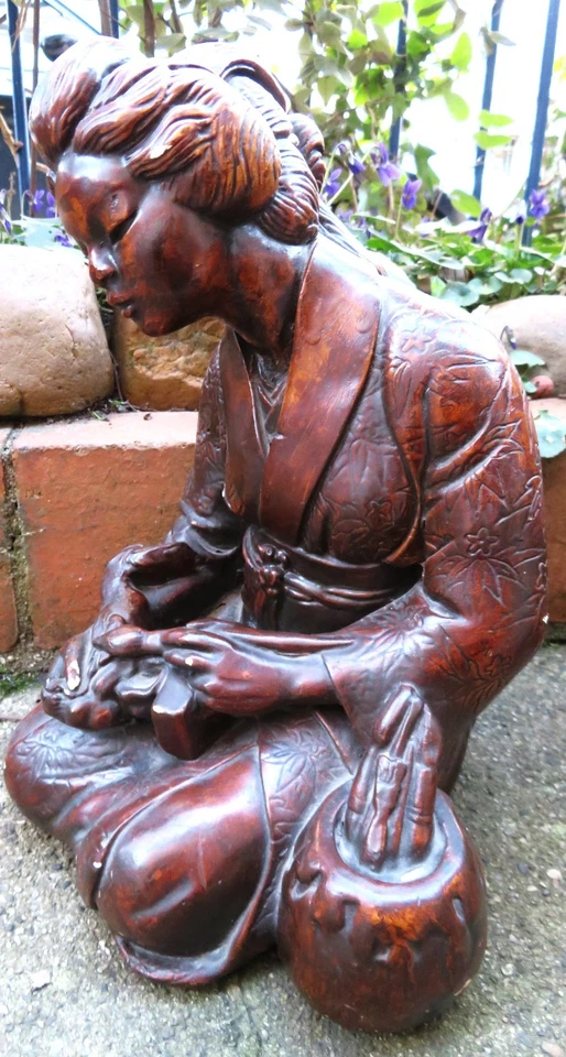 STATUE GHEISHA et la GRUE blessée JAPON XIXeme Plâtre à patine brune - Photo 1/4
