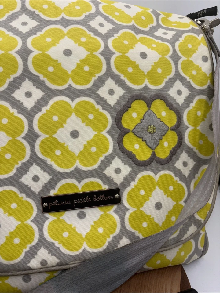 尿布袋,Petunia Pickle 底部尿布袋背包,黄色灰色花卉 — 第 2/4 张图片
