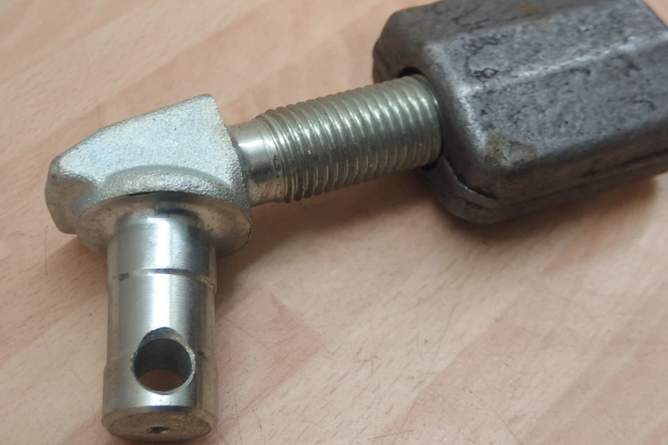 Knieschraube + Mutter Gewinde 22x2,5 Seitenstrebe der Unterlenker Streben Fendt - Bild 3 von 3