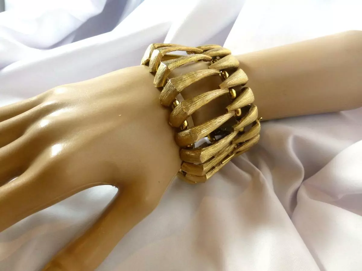 Vintage crown trifari deals bracelet