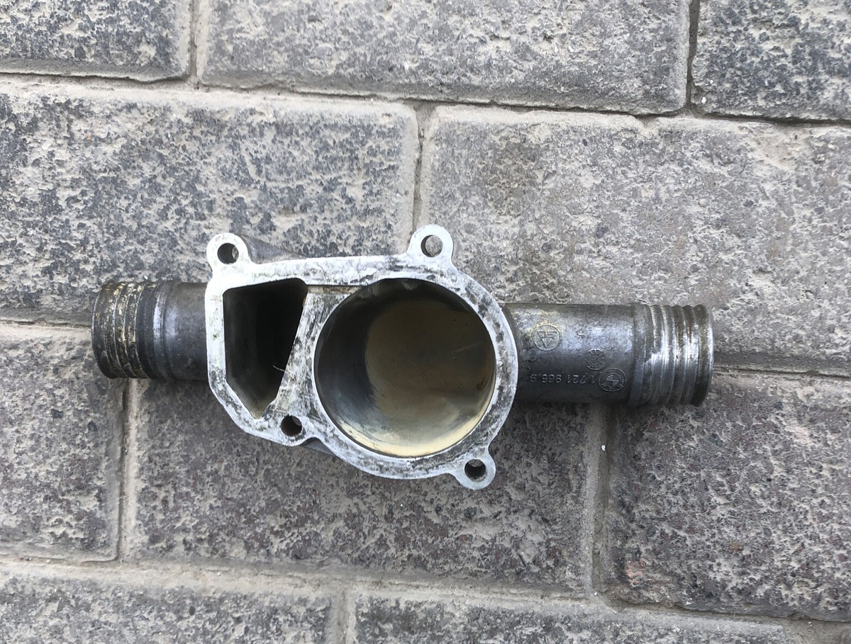 BMW 318iS e36 Connection flange Thermostat Cover Housing 1721965