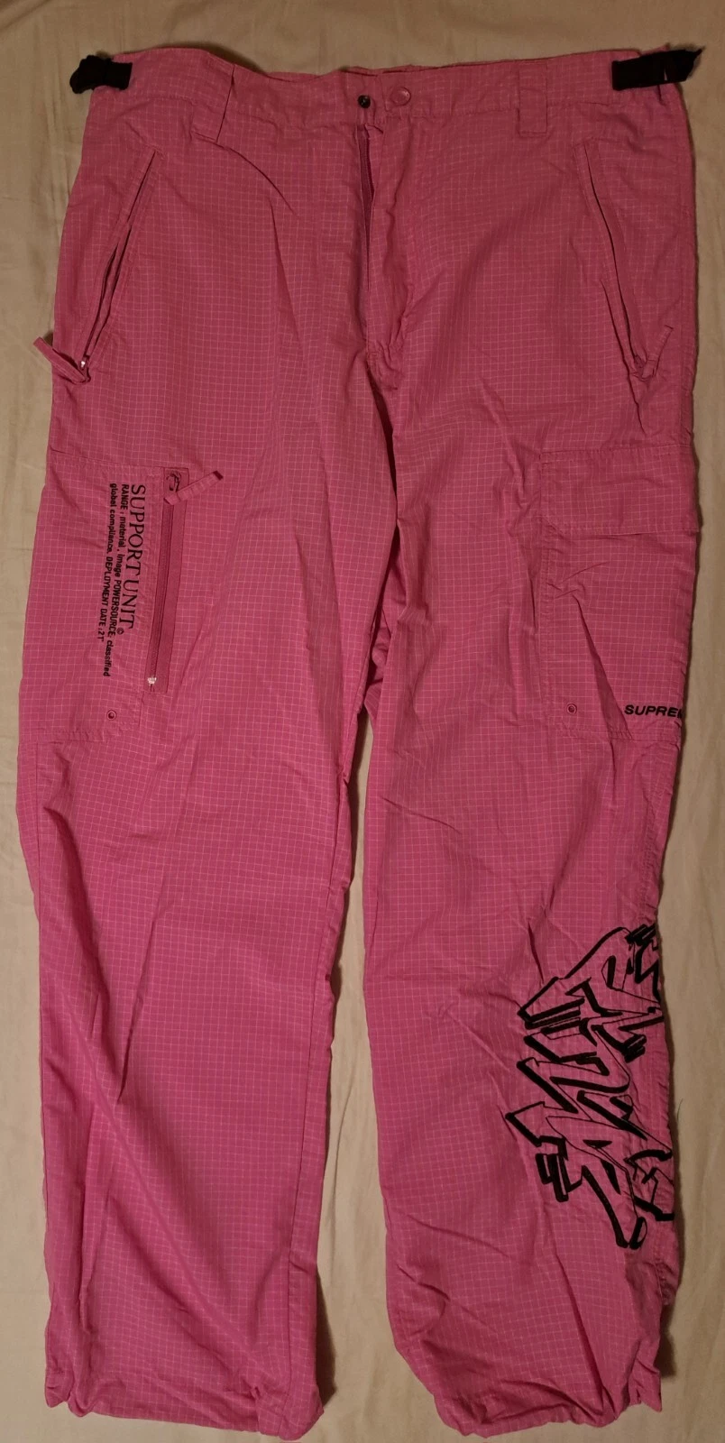 Pantalon déchiqueté en nylon rose Supreme taille 34 légèrement porté rare