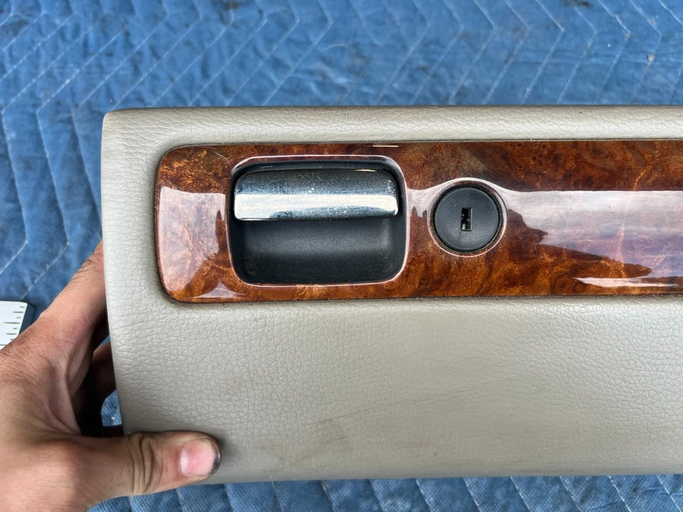 Volvo S70 V70 XC 1998-2000 bronceado y madera guantera compartimento moldura puerta OE #3111EM Foto 2 de 4