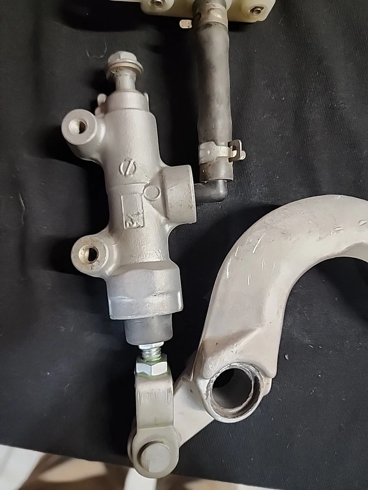 Kawasaki KX125 1995 OEM pedal de freno trasero con cilindro maestro limpio completo Foto 3 de 4